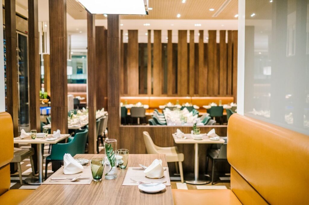 dinner-table-luxury-hotel