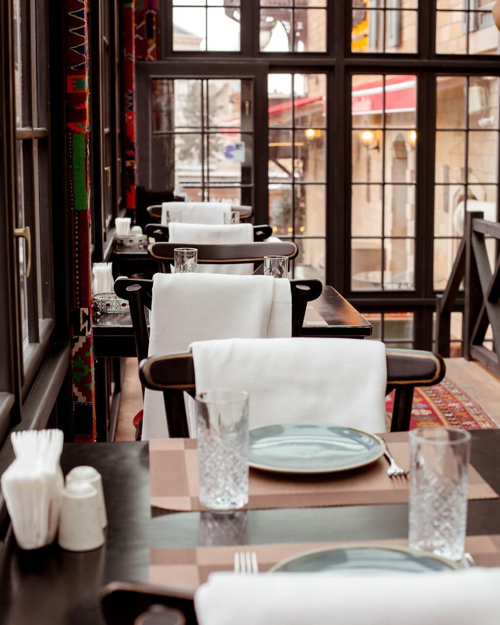 restaurant-with-red-carpet-floor-tables-chairs 食牌申請